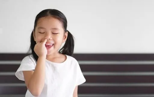 Ngoáy mũi khiến bé bị chảy máu mũi 1 bên.