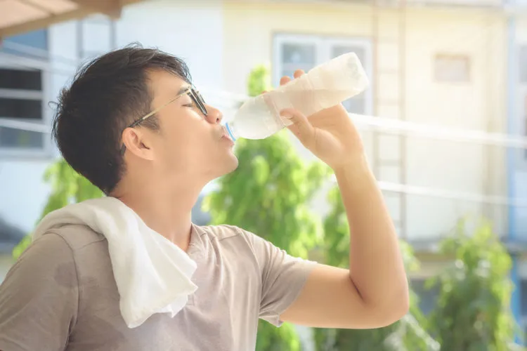 Cách giảm cân cho nam: uống nước lọc