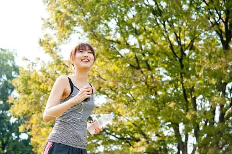 phụ nữ ngực nhỏ thoải mái vận động