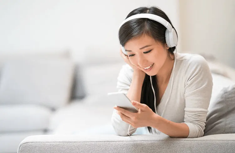 Nghe nhạc với âm lượng vừa phải để tránh bị ù tai