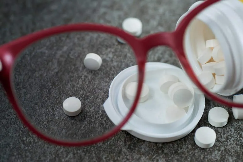 thuốc bổ mắt không nên được tự ý dùng mà phải tham khảo ý kiến bác sĩ trước khi dùng