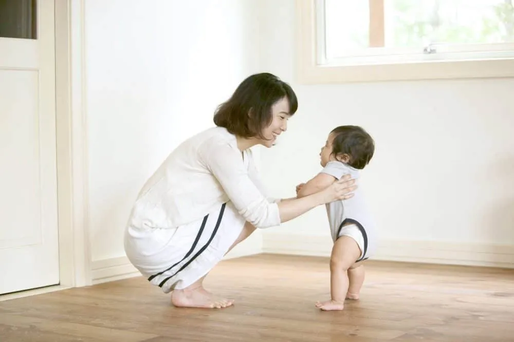 trẻ đi kiễng chân