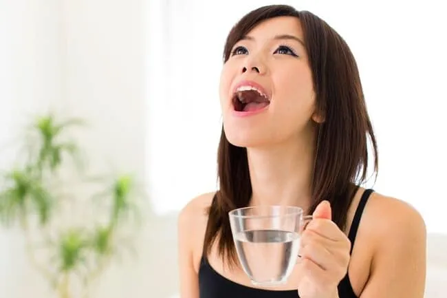 Súc miệng với nước muối giảm đau do viêm amidan mãn tính