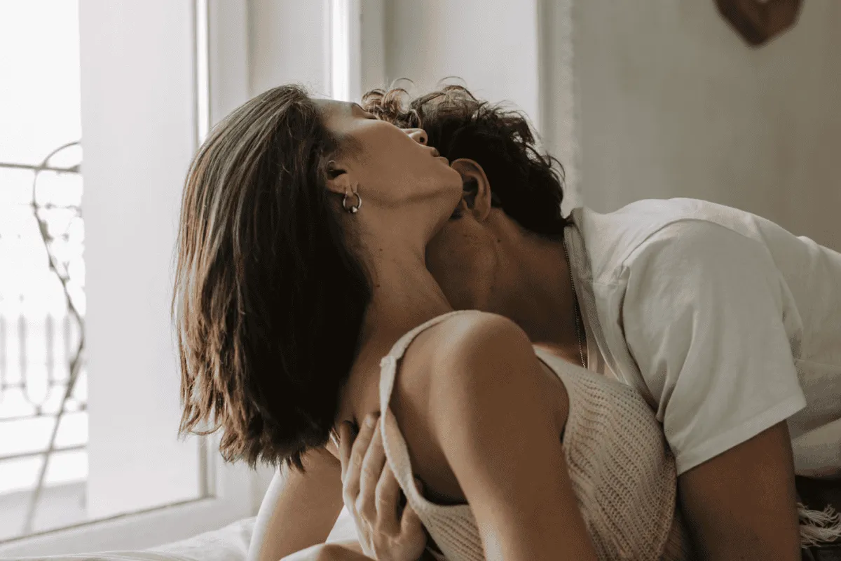 Nụ hôn khơi gợi cảm xúc cho màn dạo đầu.