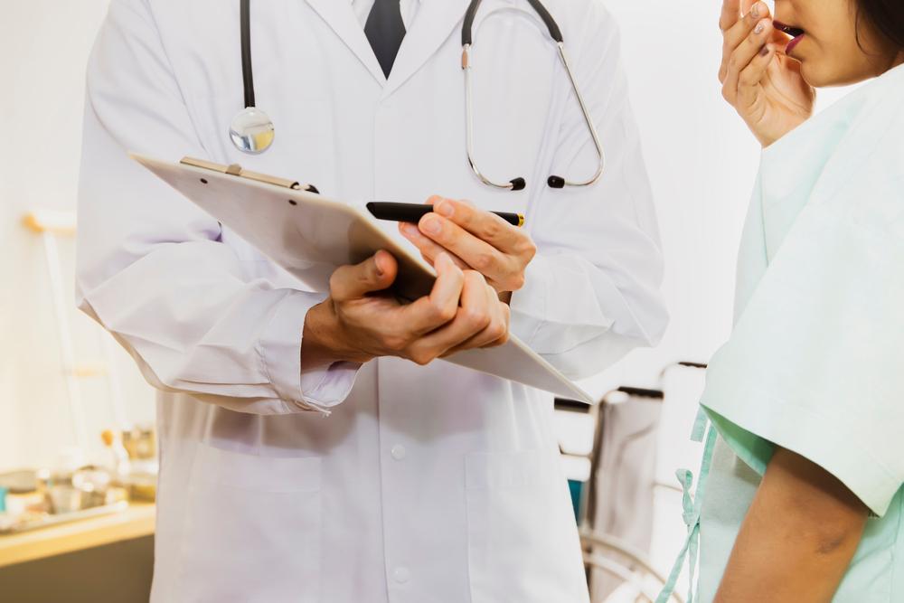 khám bác sĩ để xác định nguyên nhân nôn ra máu