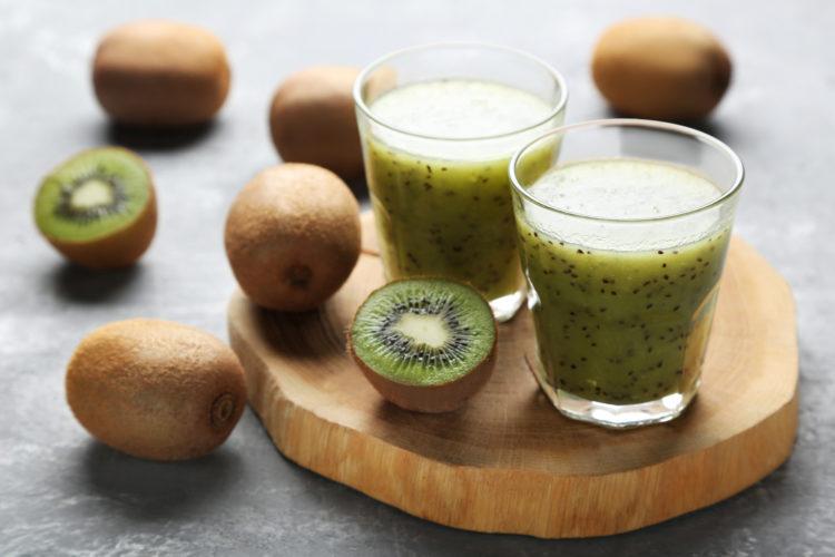 cho con ăn kiwi để nhuận tràng
