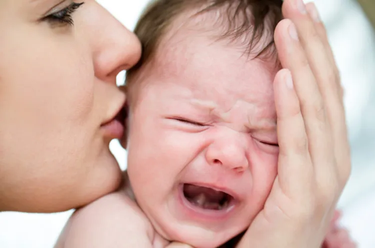 Bé khóc khi bú mẹ do thích bú bên ngực này hơn bên ngực còn lại.