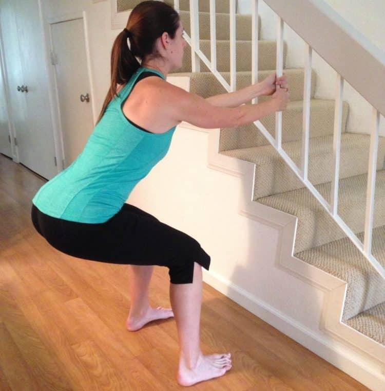 Squat sâu với co cơ sàn chậu