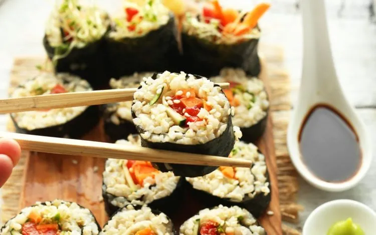 Cách ăn sushi với gạo trắng