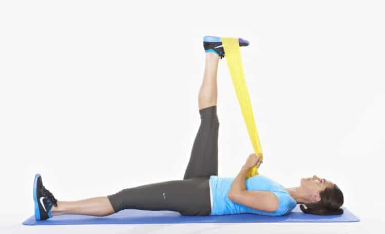 bài tập chữa thoát vị đĩa đệm: Căng cơ với khăn