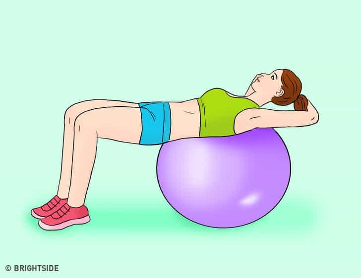 gập bụng với bóng tập Yoga