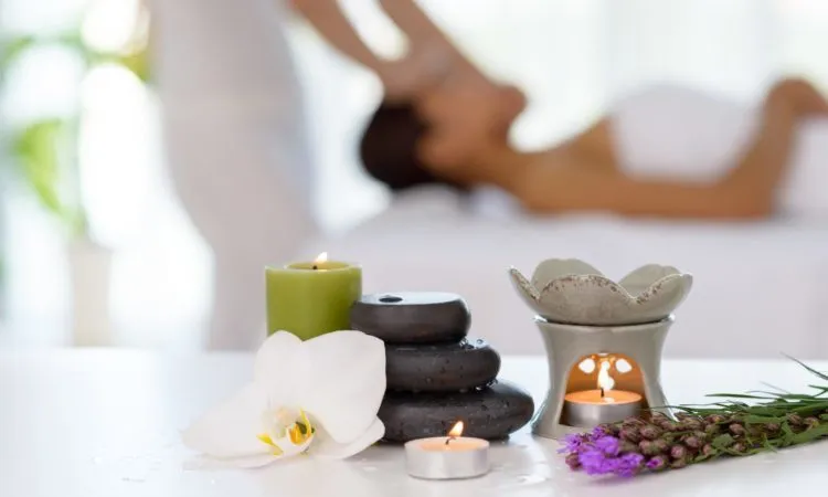 kết hợp ánh sáng và hương thơm khi massage trị liệu