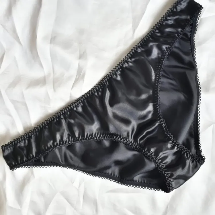 Cách chọn đồ lót nữ theo chất liệu: Quần lót satin