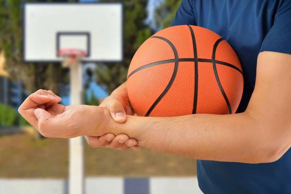 giãn dây chằng cổ tay do chơi bóng rổ