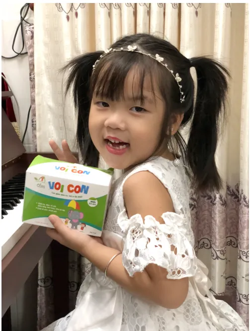 bé minh vy cốm con voi