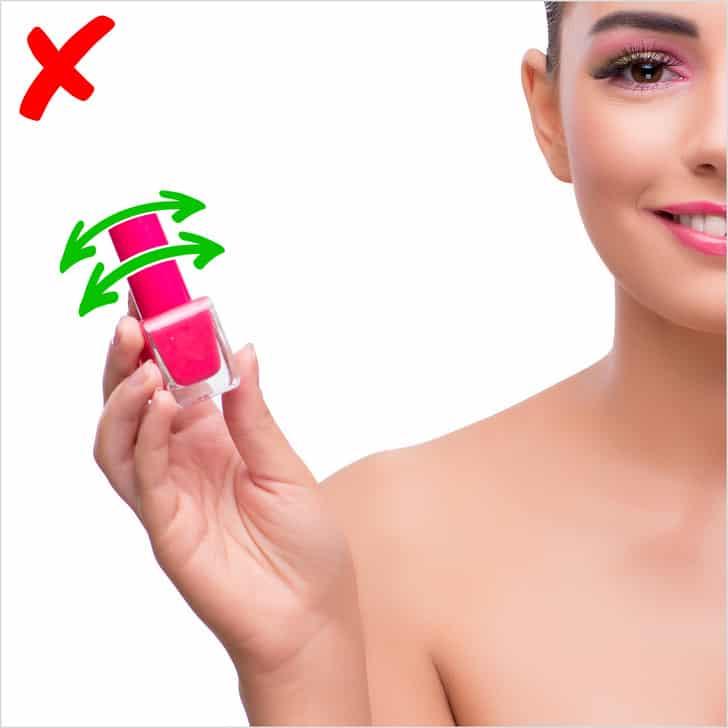 sai lầm khi cắt móng tay: lắc chai sơn móng