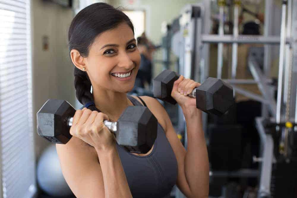 nổi gân xanh do vận động mạnh