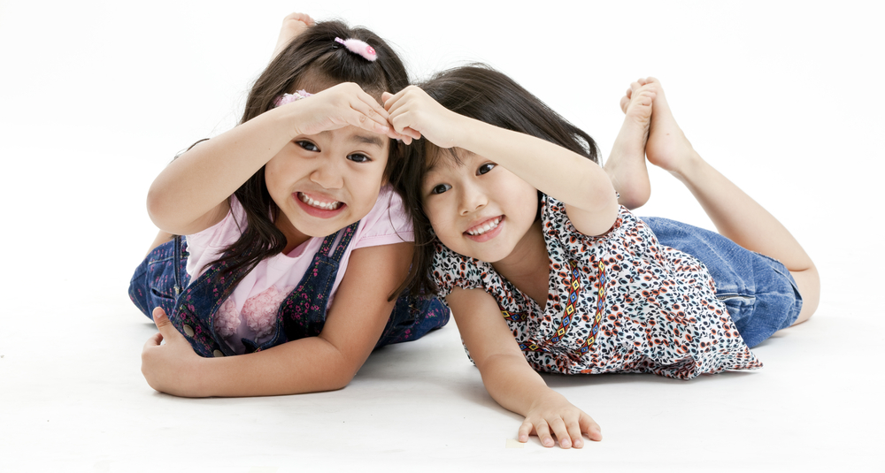 cho bé chơi với bạn