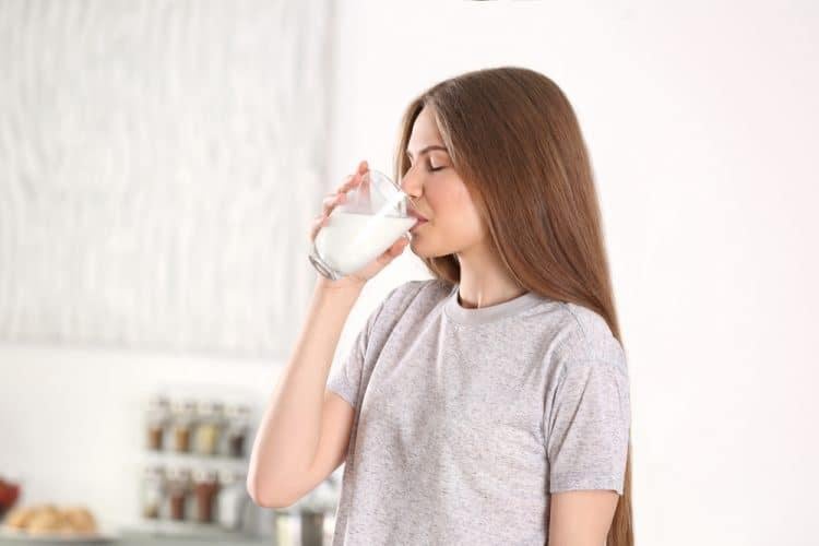 cô gái đang uống sữa