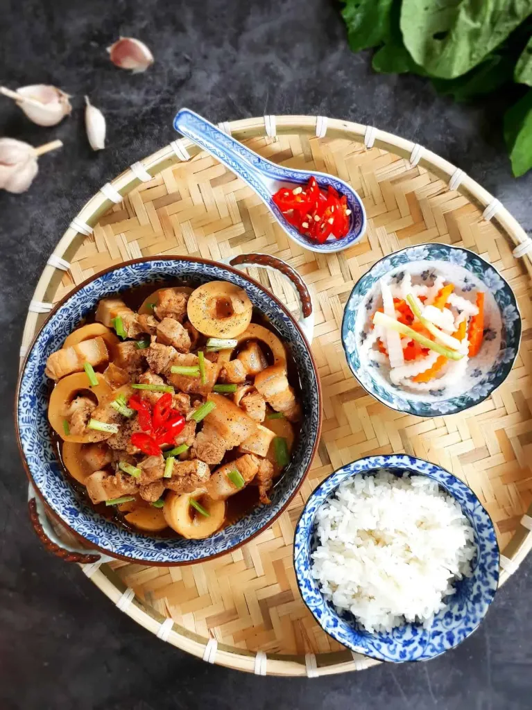 trình bày thịt kho măng