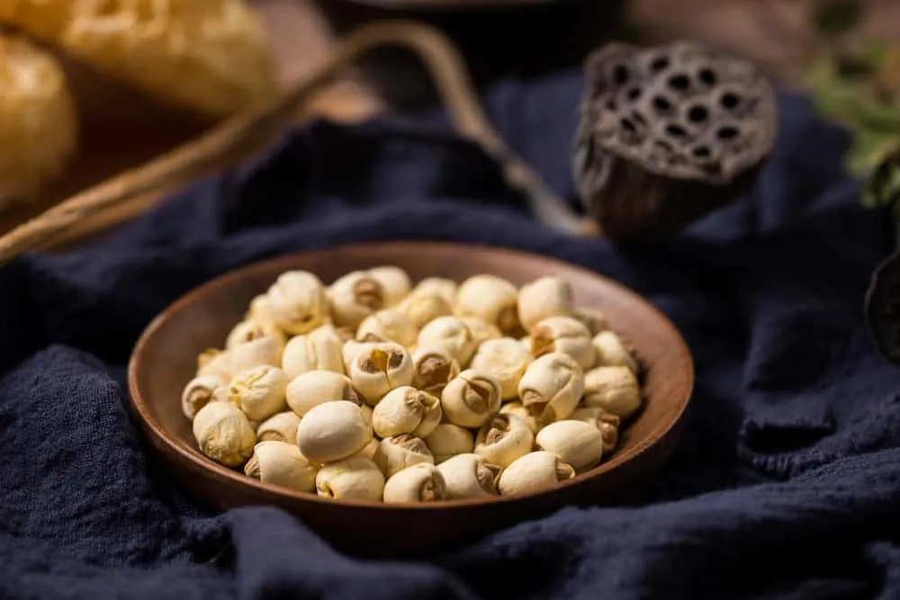 Cách hầm chim bồ câu cho bà bầu với hạt sen