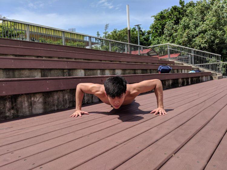 hít đất đúng cách với tư thế tay rộng