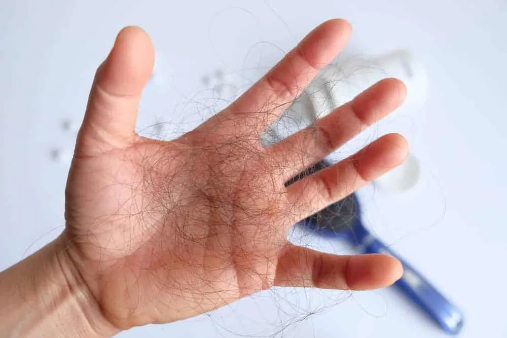 Tóc rụng và móng giòn cũng là dấu hiệu tiền mãn kinh