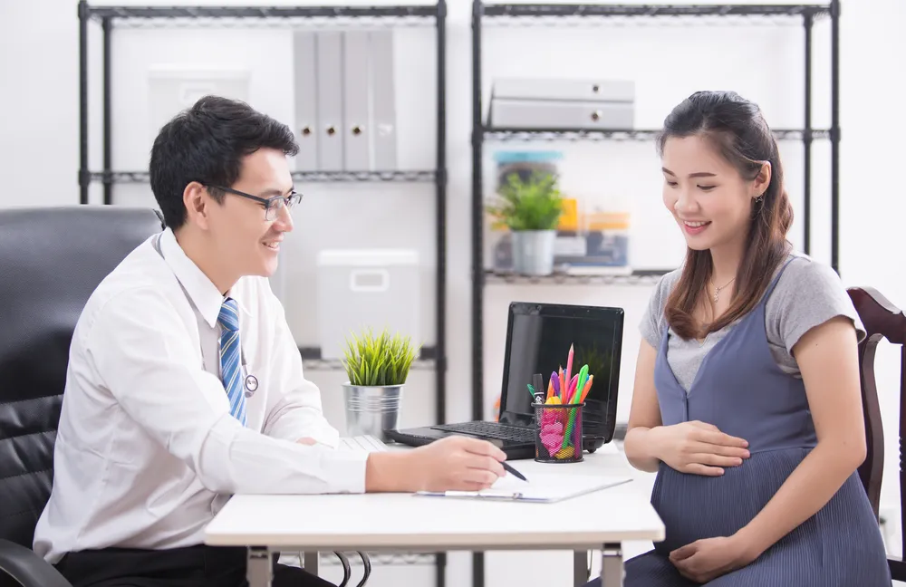 bá sĩ và bà bầu