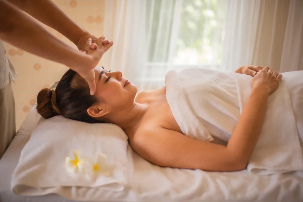 Dành thời gian đi massage và tăng serotonin