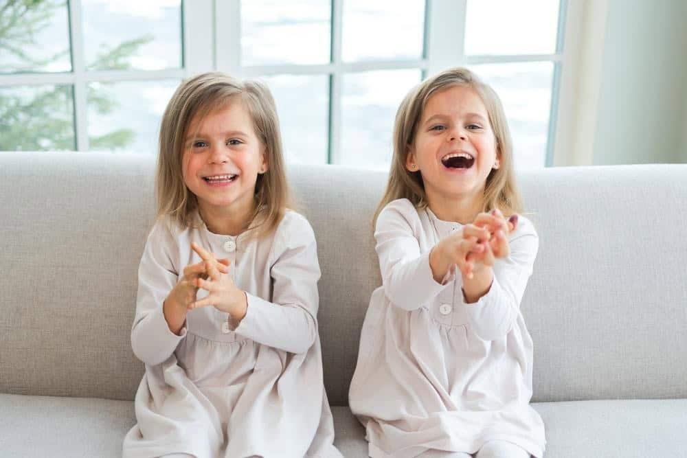 Thai đôi có di truyền không