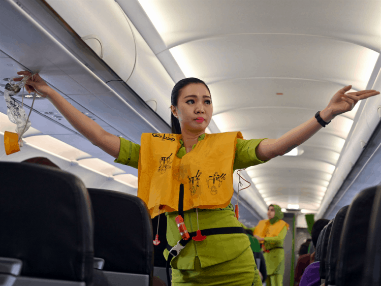 Nghe chỉ dẫn của tiếp viên hàng không khi rơi máy bay
