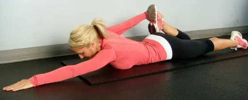 Bài tập kéo giãn cơ đùi trước: Bài tập thể dục cho người đau khớp gối do viêm khớp