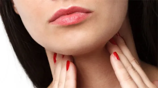 Bị viêm amdan gây khô cổ họng nên uống gì?