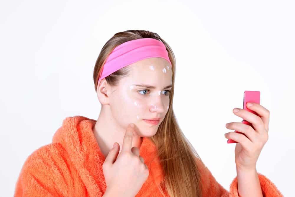 mụn cám ở trán