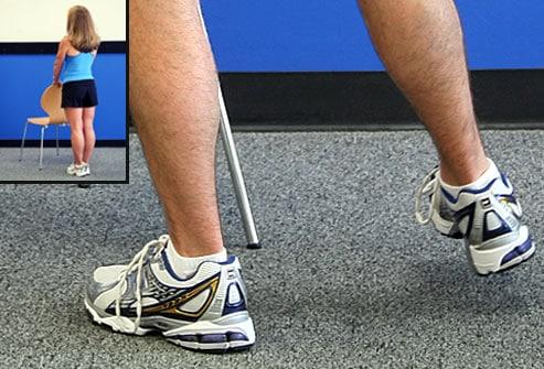 nâng một chân sang ngang