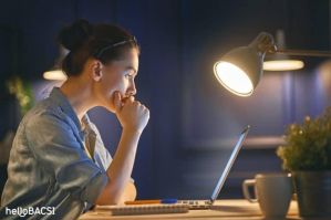 thức khuya nổi mụn