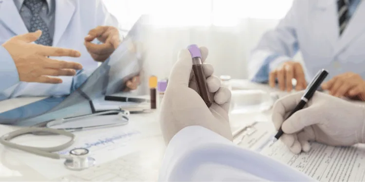 lấy máu xét nghiệm bệnh lậu 