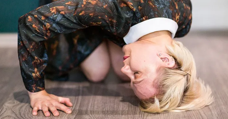 cách xử lý khi bị chóng mặt bằng thao tác nửa nhào lộn