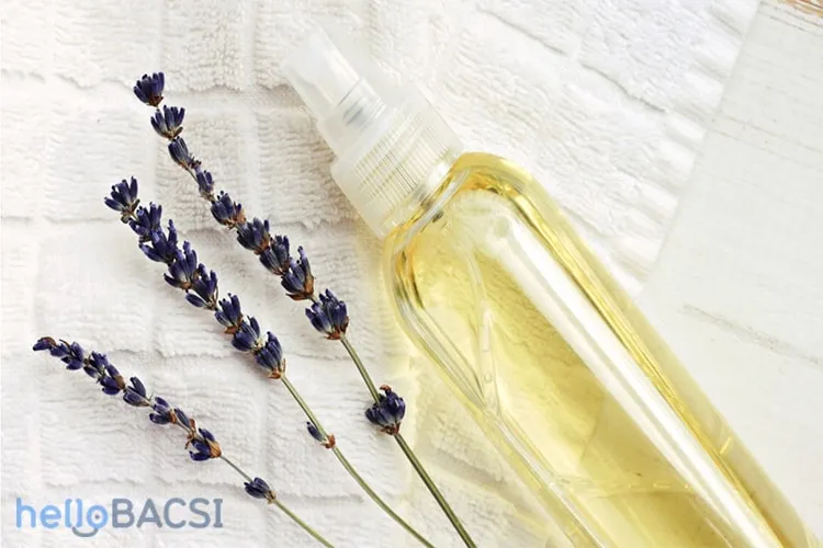 dùng kem dưỡng ẩm bị nổi mụn do chỉ sử dụng dầu