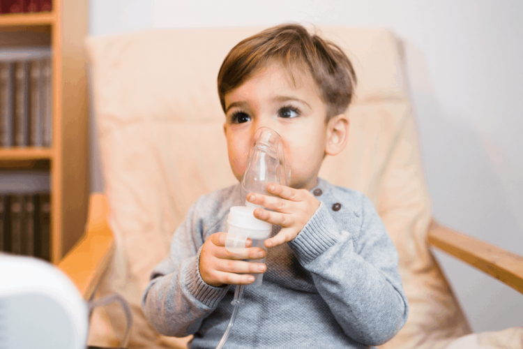 em bé dùng khí dung 