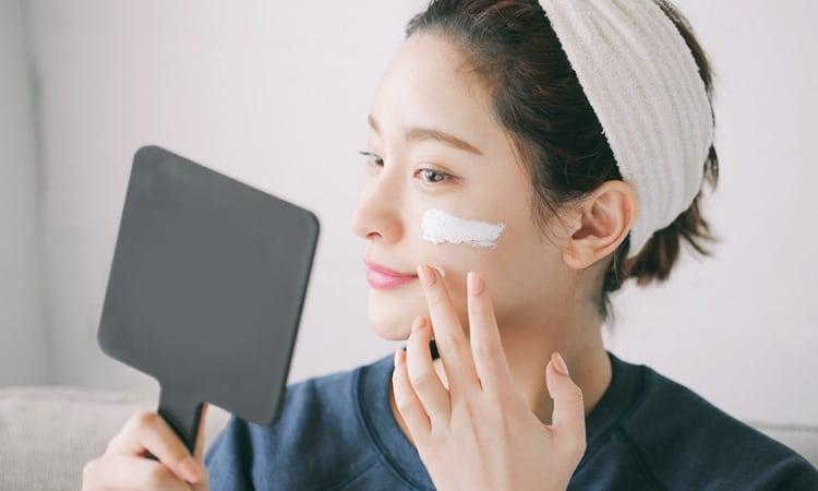 Dùng kem dưỡng ẩm