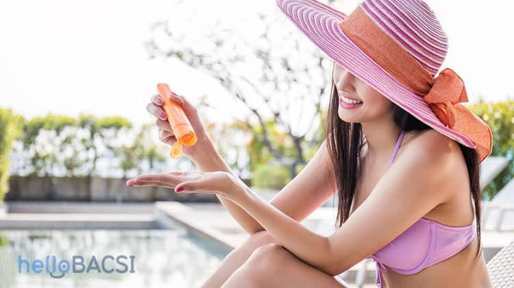 bôi kem chống nắng trước khi ra nắng