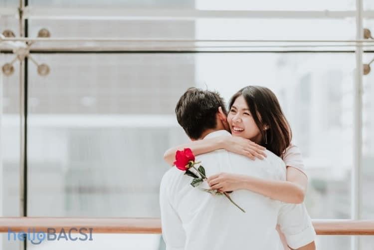 Khi đang yêu, tinh thần chúng ta luôn vui vẻ thoải mái nhờ vậy mà làn da cũng tươi sáng và hồng hào hơn