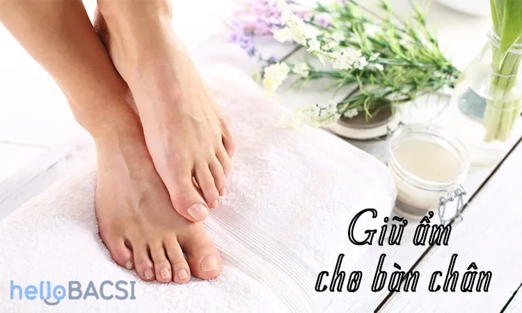 Giữ ẩm cho bàn chân bằng kem dưỡng