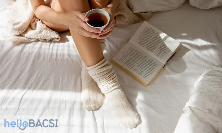 Dùng kem dưỡng ẩm da chân ban đêm sau đó mang tất với chất liệu cotton