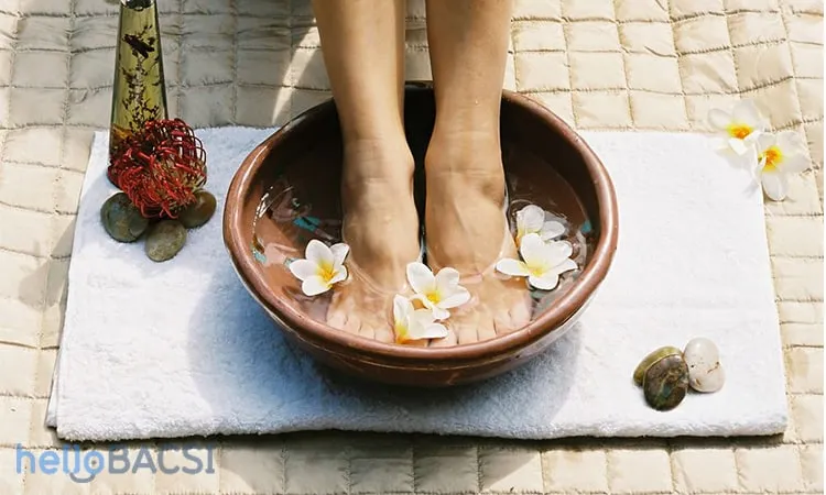 Ngâm chân trong nước ấm giúp làm dịu da khô, giúp ngăn ngừa da khô trong tương lai.