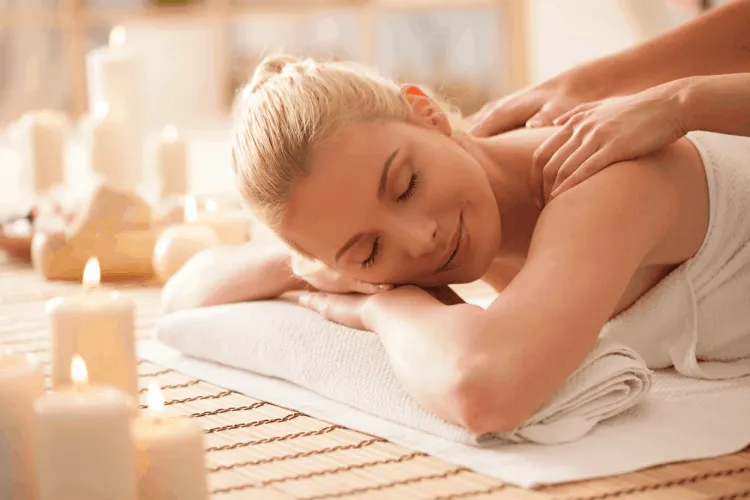Massage: Cách giảm đau lưng khi có kinh hiệu quả