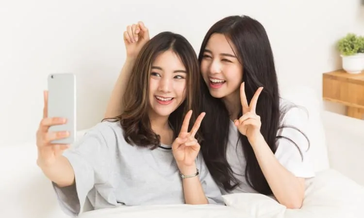 Mụn có thể lây từ người này sang người kia