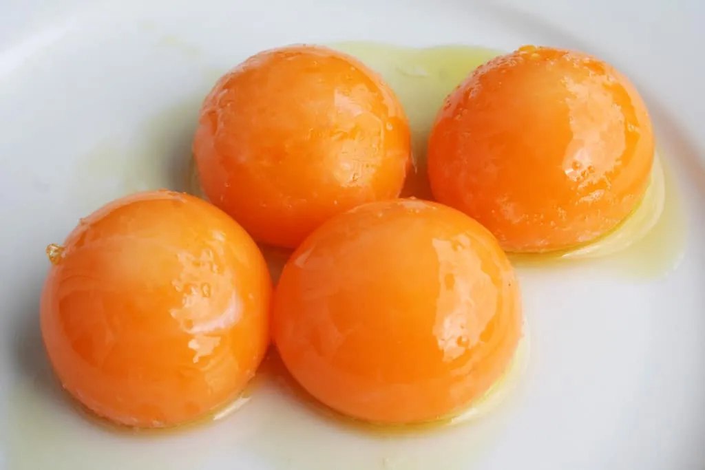 Khi bị viêm gan B, người bệnh còn cần kiêng ăn lòng đỏ trứng