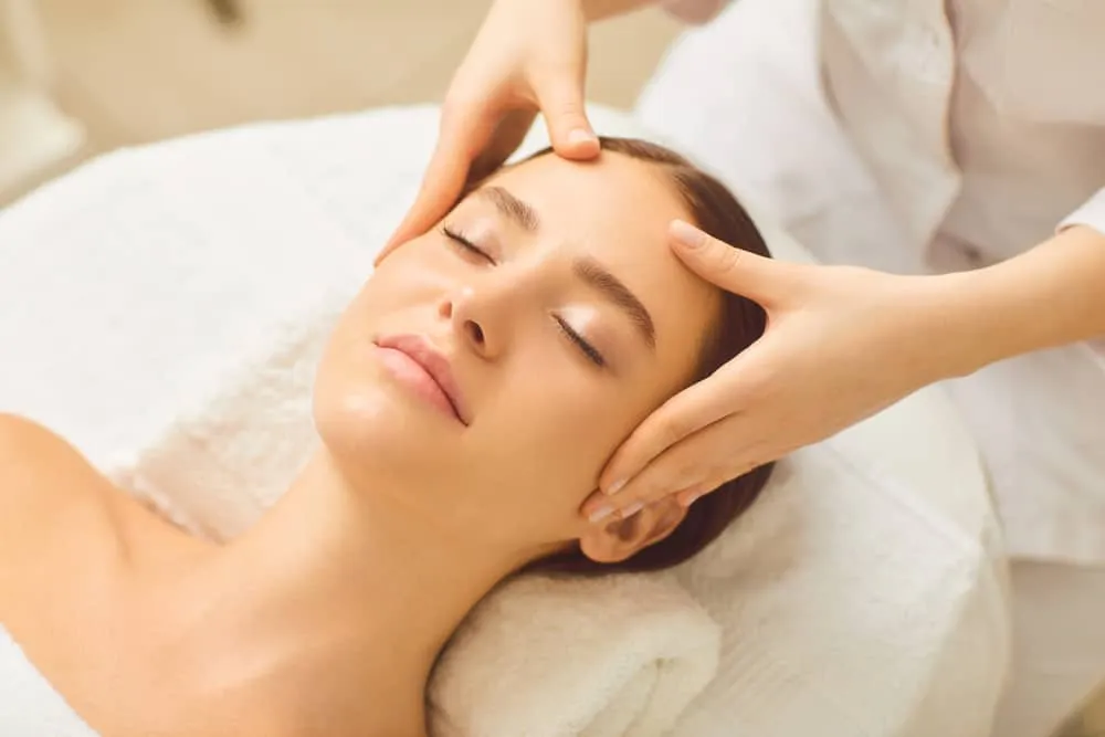 massage giúp mẹ giảm đau đầu